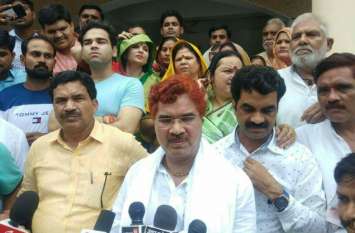 Ramveer upadhyay Brother vinod upadhyay won Jila panchayat chunav अखिलेश की बिसात पर भारी पड़े बसपा से निलंबित चल रहे कद्दावर पूर्वमंत्री रामवीर उपाध्याय, दिखाई ताकत, सपा से छीनी कुर्सी