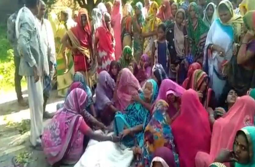 road accident बाइक पर पेड़ गिरने से चाचा और भतीजे की मौत, एक घायल