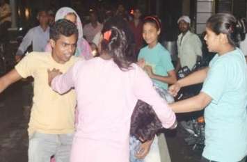 eve teasing with girl during kanwar yatra in shamli कांवड़ यात्रा के दौरान छेड़छाड़, युवती ने मनचले को इतना पीटा कि मुंह से बहने लगा खून