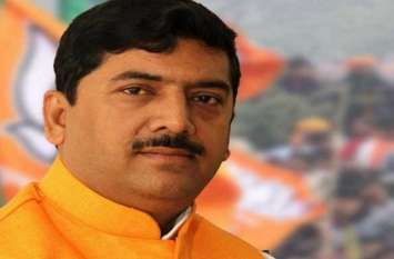 Former BJP MP Sharad Tripathi Stopped to Go in Program विधायक को जूता मारने वाले पूर्व BJP सांसद, को कार्यक्रम में जाने से रोका, समर्थकों में हुई जमकर मारपीट
