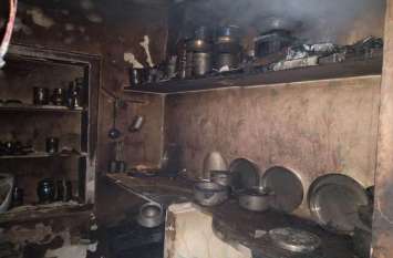Caught fire, four scorching while installing gas cylinder गैस सिलेण्डर लगाते समय पकड़ी आग, चार झुलसे