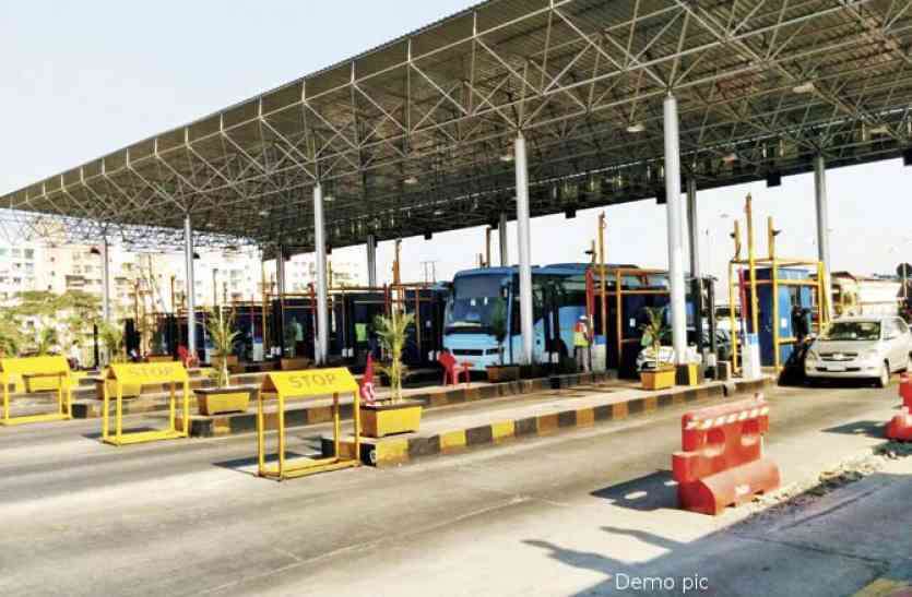CAR ACCIDENT ON Toll plaza टोल पर दौड़ी ऑटो गियर कार, चपेट में आने से टोलकर्मी समेत 10 जने हुए घायल