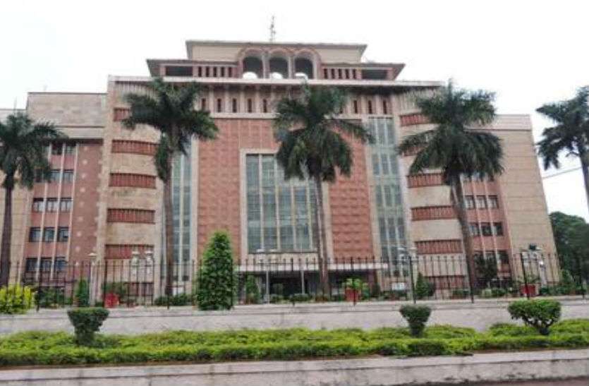 IAS Transfer IAS Transfer: महिला के साथ रंगरेलियां मनाने वाले IAS अफसर हुए 'शंट', गए लंबी छुट्टी पर