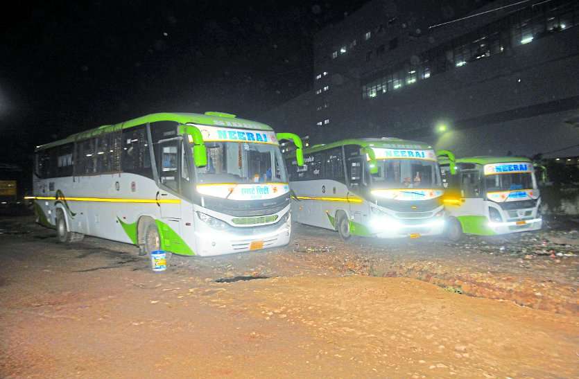smart city bus service provide by neeraj bus service निजी ऑपरेटरों के दबाव में सुबह की बस का समय बदलकर किया शाम को