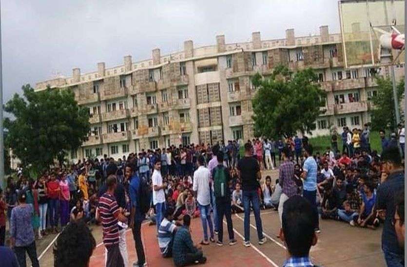 Central University : Rape attempt with a girl student at campus Central University : सेन्ट्रल यूनिवर्सिटी में छात्रा से बलात्कार का प्रयास