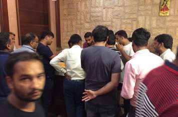 the cheat being done by consumers in the goldmark cinema hall यहां मत जाना-गोल्डमार्क में की जाती है हेरफेर