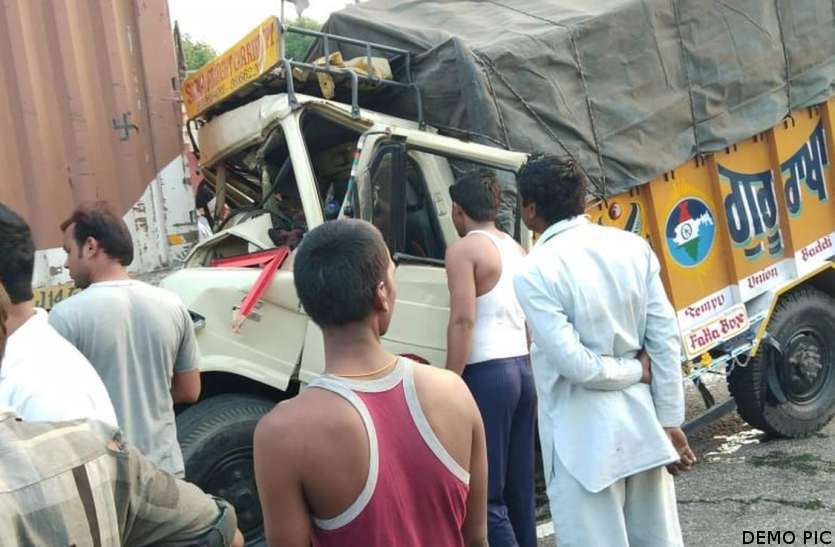 trailer mini truck accident ट्रेलर ने अचानक लगाए ब्रेक, पीछे से मिनी ट्रक टकराया, चालक की हुई दर्दनाक मौत