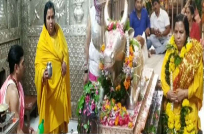 mahakal उमा भारती के पहनावे को लेकर महाकाल मंदिर में मचा बवाल, जानें गर्भगृह में पूजा करने का क्या है ड्रेस कोड