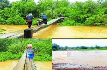 Flood in sukma:Tribals are Crossing river with help of Cher in keshkal जान हथेली पर रख बाढ़ से बचने ग्रामीण ऐसे लगा रहे नय्या पार