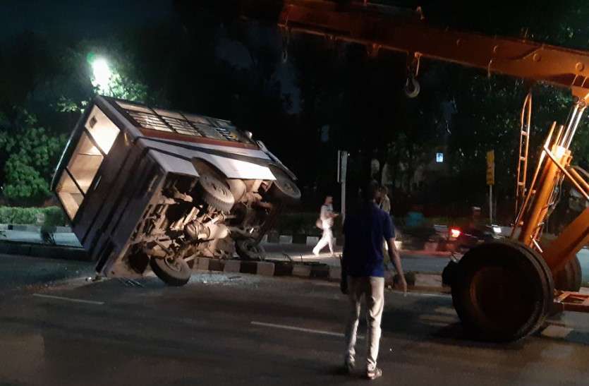 bus accident in jaipur जयपुर में हुआ सड़क हादसा: मिनी बस पलटी, यात्रियों में मची चीख-पुकार