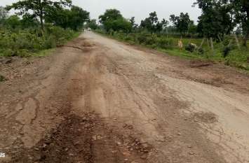 Pathriya-Mungali main route is shabby, traffic is in trouble पथरिया-मुंगेली मुख्य मार्ग जर्जर, आवागमन में हो रही है परेशानी