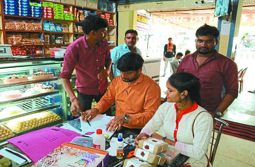Food Security Department team raid in sweet shop मिठाई दुकान में खाद्य सुरक्षा विभाग की टीम ने मारा छापा, लाइसेंस प्रस्तुत करने दिया नोटिस