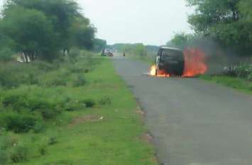 Fire in school van at bhind Breaking : तेजी से दौड़ रही स्कूली वैन में लगी आग, धू-धू कर जली
