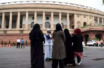 mahoba teen talaq तीन तलाक पर पीएम ने दिया था पहला बयान,उसी स्थान पर महिलाओं ने मनाई ख़ुशी, देखें वीडियो
