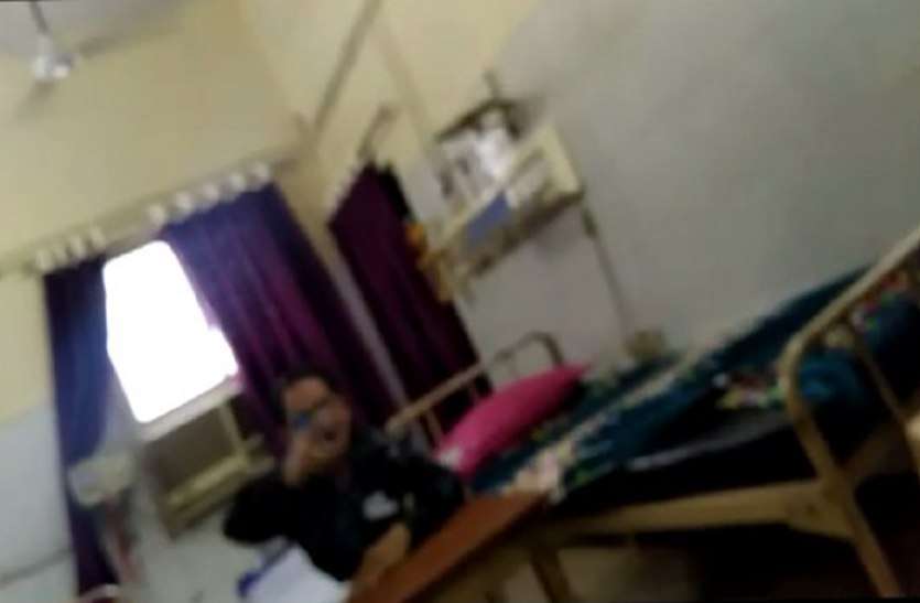 video viral कैज्जुअल्टी प्रभारी का पैसे मांगते वीडियो वायरल, SEE VIDEO