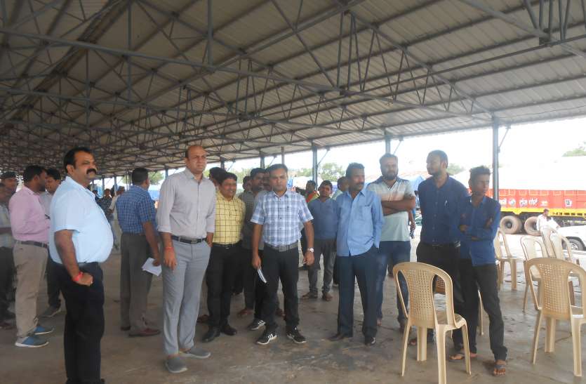 Collector inspected Mandi courtyard, directives given to officers कलेक्टर ने किया मंडी प्रांगण का निरीक्षण, अफसरों को दिए निर्देश
