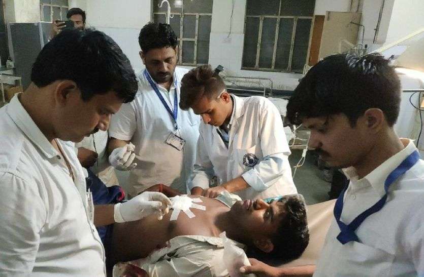 cow smuggling in alwar : cow smugglers Fire On Villagers In Alwar अलवर में गोतस्करों ने ग्रामीणों पर की फायरिंग, सीने में लगी गोली, ग्रामीणों ने गोतस्कर को पकड़ा और की पिटाई