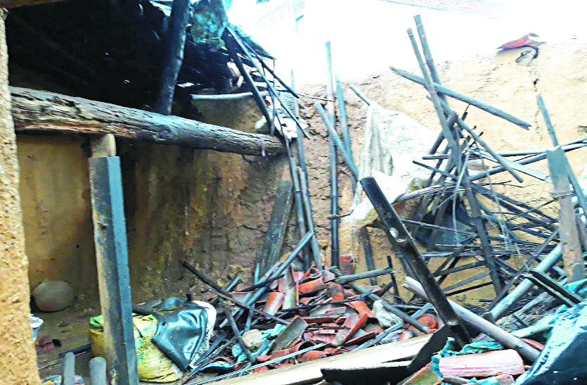 More than 10 houses collapsed due to rain तीन घंटे तक हुई मूसलाधार बारिश से ढह गए 10 से भी ज्यादा मकान, जन जीवन अस्तव्यस्त