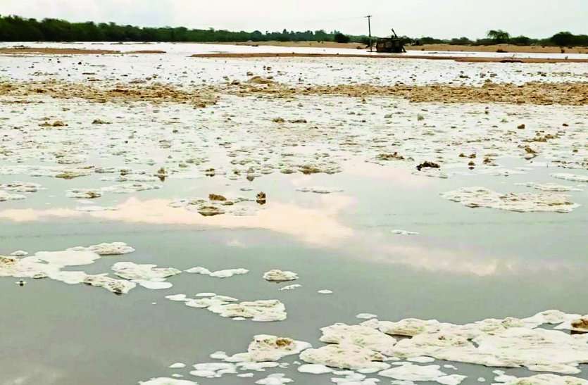 Looni's water reached Rani Despura, women worshiped रानीदेशीपुरा तक पहुंचा लूनी का पानी, महिलाओं ने की पूजा