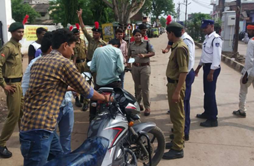 Students moving in step by step with police in traffic control यातायात नियंत्रण में पुलिस के साथ कदम से कदम मिलाकर चले छात्र
