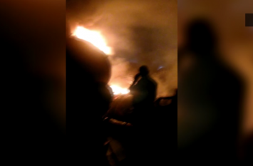 fire catch in tyre factory in hapur Video: टायर की फैक्ट्री में अचानक आग लगने के बाद हुआ धमाका तो भाग खड़े हुए कर्मचारी, लाखों का माल हुआ राख