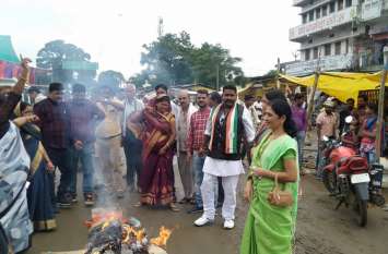 Know why the female Congress has put the effigy of CM Yogi of UP जानिए क्यों फूंका महिला कांग्रेस ने यूपी के सीएम योगी का पुतला