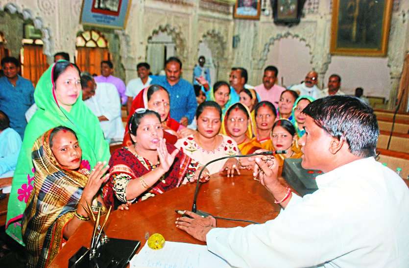 nagar nigam parishad meeting in jal vihar gwalior निगम परिषद में हंगामा : पार्षदों ने जांच समिति पर उठाए सवाल, महिला पार्षदों ने आसंदी के सामने दिया धरना