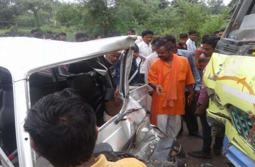 bus-collided-with-school-van-teacher-injured-with-seven-children बस ने स्कूल वैन को मारी टक्कर, सात बच्चों सहित शिक्षिका घायल