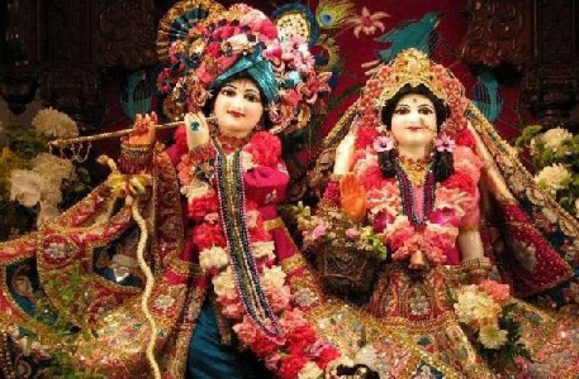 bal gopal cricket Lord krishna play cricket: भक्तों में उत्साह, मथुरा-वृंदावन में लड्डू गोपाल लगा रहे चौके-छक्के