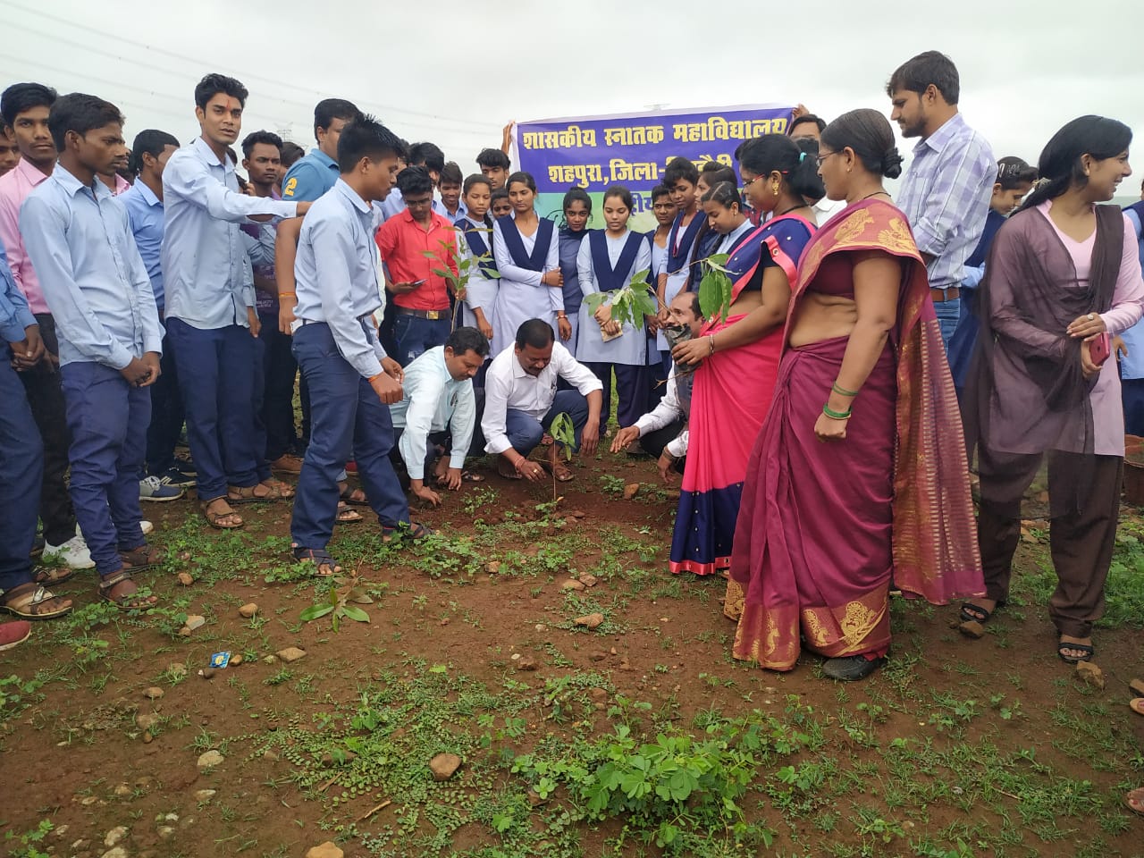 Students did plantation, conspiracy protection छात्रों ने किया पौधरोपण, संरक्षण का लिया संकल्प