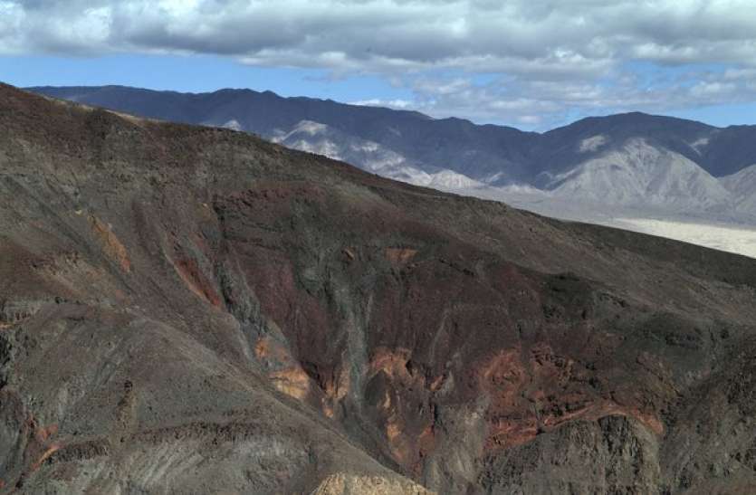 Plane Crash in Death valley डेथ वैली में अमरीकी नौसेना का लड़ाकू विमान क्रैश, पायलट की तलाश जारी