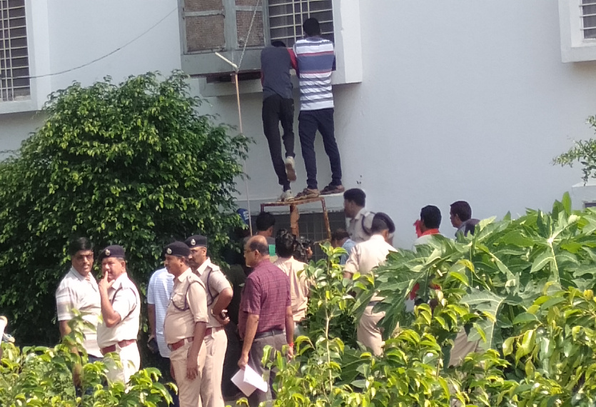 Custodial death पंकज बेक सुसाइड केस: कलक्टर से मृतक की पत्नी बोली- कब्र से पति का शव निकलवाकर फिर कराइए पीएम