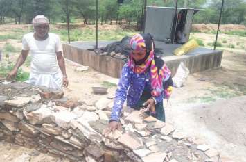 This lady became a skilled craftsman by making wages मजदूरी करके मकान बनाने वाली कुशल कारीगर बन गई यह महिला