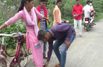 eve teaser Apology to students in mahoba छात्रों को छेड़ने निकले थे मनचले, हुआ कुछ ऐसा कि पैर छुकर मांगी माफी