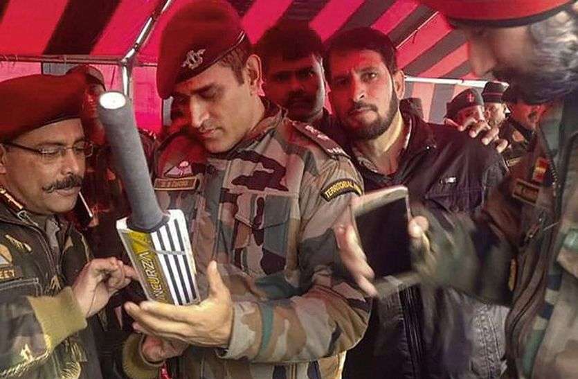 ms dhoni आर्मी के ड्रेस में बल्ले पर ऑटोग्राफ देते महेंद्र सिंह धोनी की तस्वीर हुई वायरल