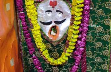 hariyali amavasya : nahar singh bhomia : nahargarh fort जन्मोत्सव पर दुग्धाीिषेक के बाद सजी बाबा की मनोहरी झांकी