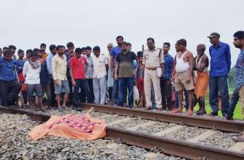Chhattisgarh crime: Young man dead body found on railway track रेलवे ट्रैक पर संदिग्ध अवस्था में मिली युवक की लाश, मोबाइल-चप्पल इस हालत में देख हुआ संदेह