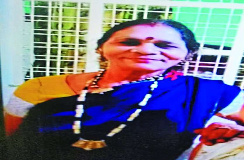 woman loot आपका हार भी गंदा हो गया है लाओ इसे भी साफ कर देते हैं और ले भागे
