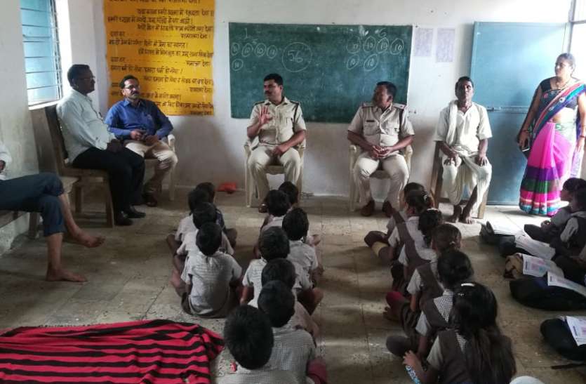 police बच्चा चोरी मामला : पुलिस स्कूल व गांवों में जाकर दे रही समझाइश
