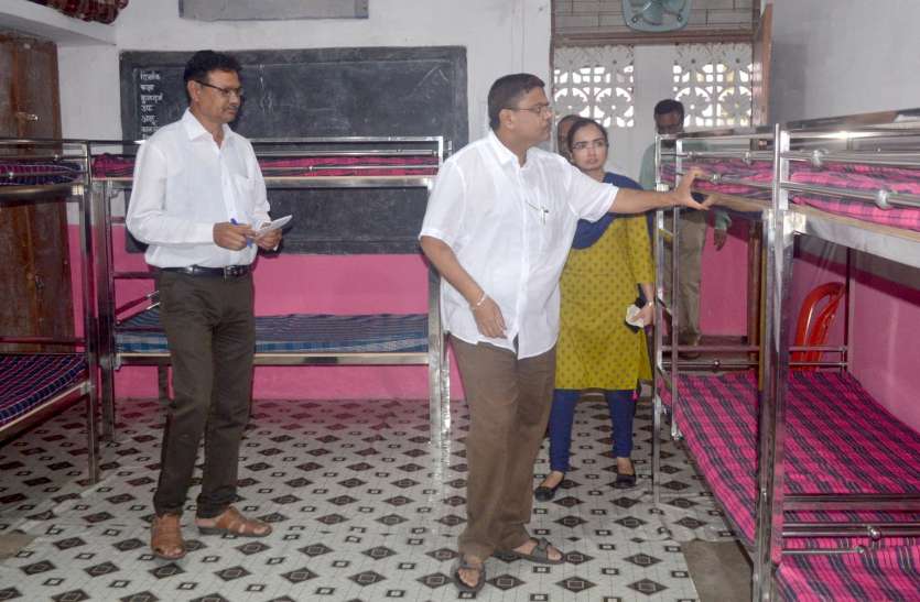 Officer to know about children's facilities in the balcony बालगृह में बच्चों की सुविधा जानने पहुंचे अधिकारी