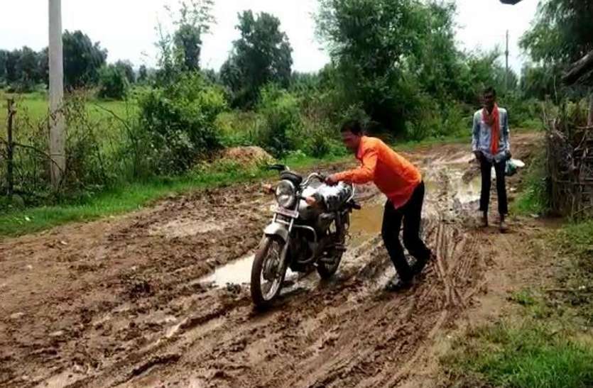 कच्चे मार्ग में गिरकर घायल हो रहे राहगीर कच्चे मार्ग में गिरकर घायल हो रहे राहगीर