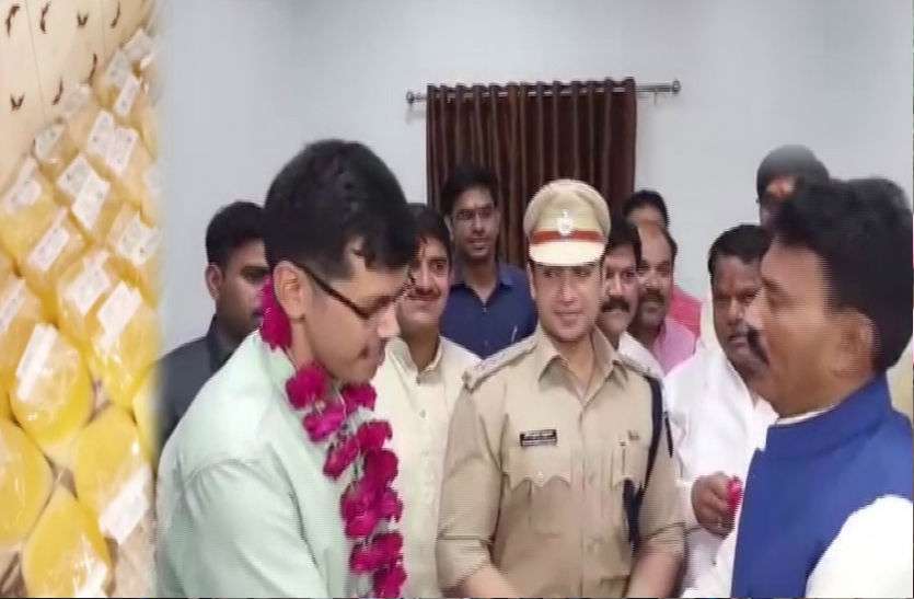 adulterated ghee डॉक्टर का बेटा बेचता है नकली घी, खुश होकर कार्रवाई करने वाले कलेक्टर को मंत्री ने पहनाई माला