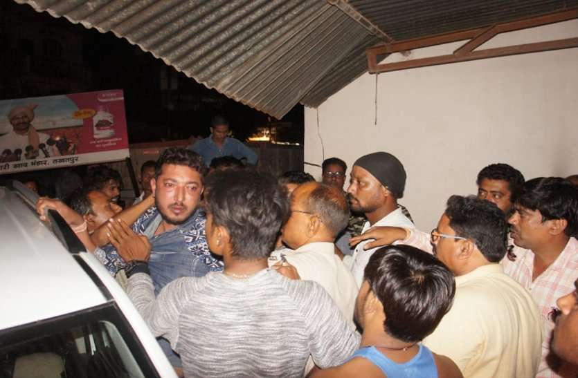 HIT AND RUN: drunk car driver hits one woman, tried to kill six other नशे का सुरूर ऐसा के हवा से बातें करने लगी कार, पहले एक महिला को हवा में उड़ाया फिर कार रोकवाने आए 6 लोगों को कुचल .....