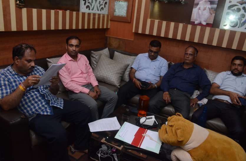 lokayukta police raid VIDEO : दो करोड़ का आसामी निकला लैंड रिकार्ड का बाबू, जलवे देख उड़ जाएंगे आपके होश