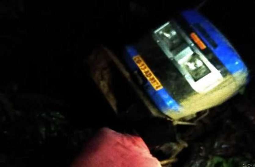 Raigarh big accident: one dead after tractor falls in 12 feet deep pit अंधेरे में खड़ी थी मौत.....बचने के लिए चालक ने स्टीयरिंग घुमाया तो जा गिरा 12 फ़ीट नीचे ..... दबने से निकल गई एक की जान