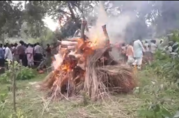 Unnao Gangrape victim Mausi antim sanskar in barabanki लंबे इंतजार के बाद उन्नाव गैंगरेप पीड़ित की मौसी के शव का हुआ अंतिम संस्कार, देखें वीडियो