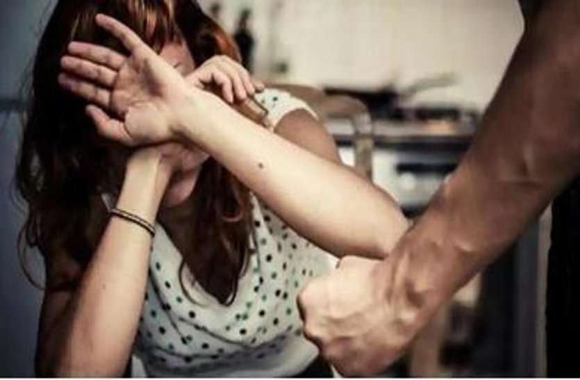Husband-wife: Husband beaten wife and mother-in-law लोग बोले- ऐसा दामाद किसी का न हो, पत्नी को पहले घर में पीटा, फिर ससुराल ले जाकर पत्नी-सास दोनों की एक साथ पिटाई की और...