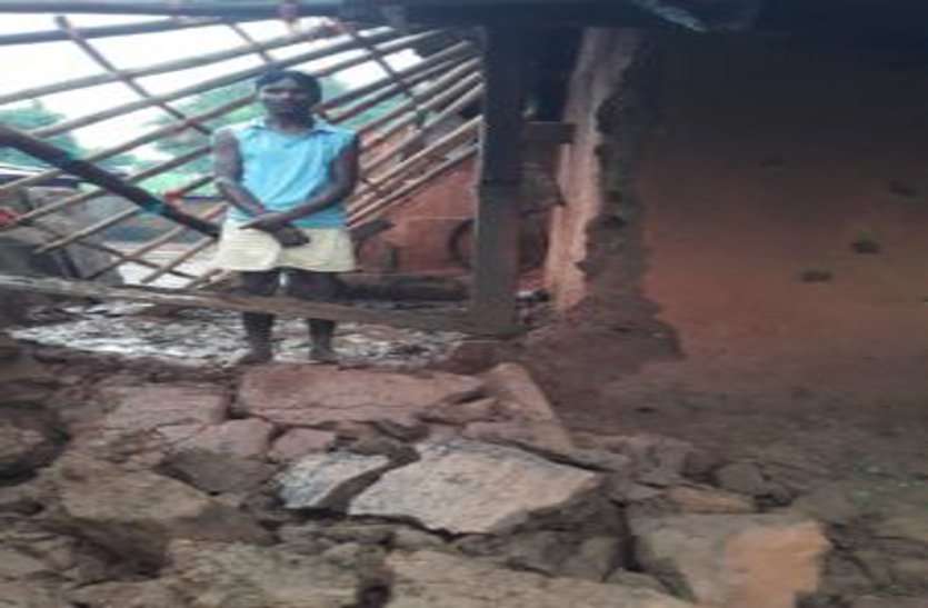 broken houses कल रात से हो रही लगातार बारिश से उजडऩे लगे ग्रामीणों के आशियाने