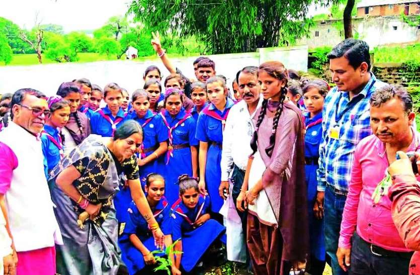MLA Kalavati Bhuriya बालिकाओं के साथ स्कूल परिसर में किया पौधरोपण