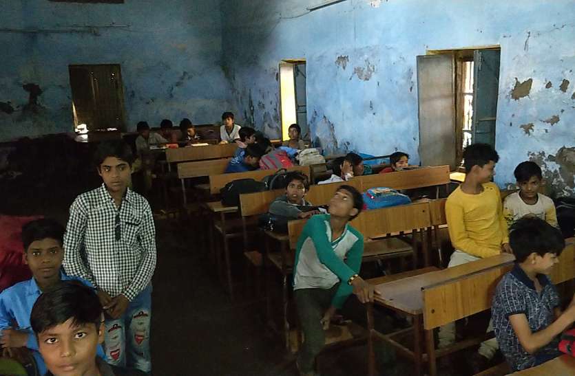 news mp government school : एमपी में सरकारी स्कूलों की ये है हकीकत, टपकती छत, सीलनभरी क्लासेस में संवर रहा बच्चों का भविष्य , देखें वीडियो